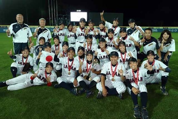 大会5連覇を達成したマドンナジャパンの面々。記念撮影では喜びの笑顔がはじけた