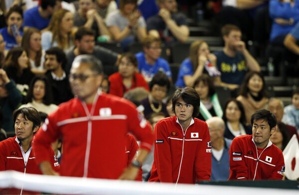 3月のデ杯イギリス戦で、錦織の試合を見守る日本代表メンバー。錦織と合わせてシングルスで2勝を挙げられれば、試合はぐっと楽になる