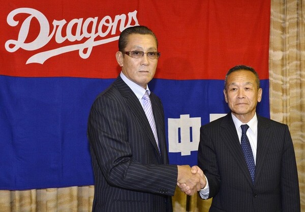就任記者会見で佐々木崇夫球団社長(右)と握手する森繁和新監督