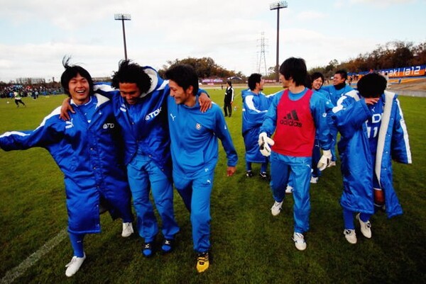 06年の地域決勝で見事優勝を果たしたTDK。左端にはのちに秋田の社長となる岩瀬浩介氏の姿が