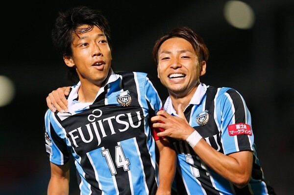 途中交代の多かった小林(右)がチームの大黒柱に成長。今では日本代表にも選ばれるようになった