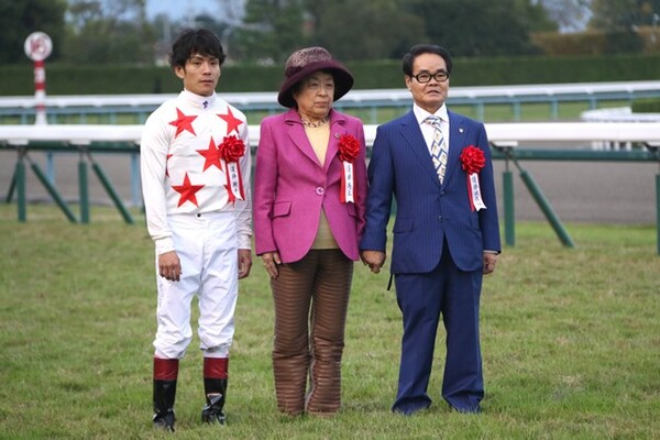 (左から)浜中、馬主の野田みづきさん、音無調教師
