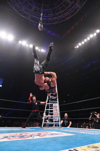 新日本プロレスでは初となるラダーマッチを敢行。エルガンとの壮絶な試合となった