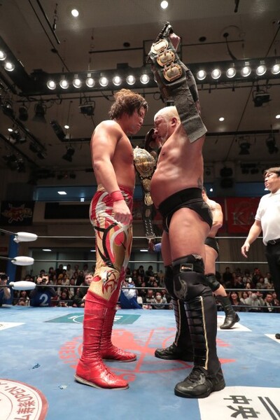 大阪の三冠戦に向けて、宮原とボディガーがにらみ合う