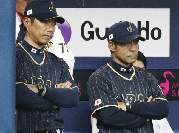 3日の阪神戦、渋い表情で戦況を見守る小久保監督(写真左)