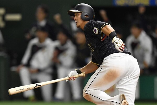 「フルスイングができている」中田は3試合連続本塁打、延長11回の勝ち越し打と5打点を挙げた