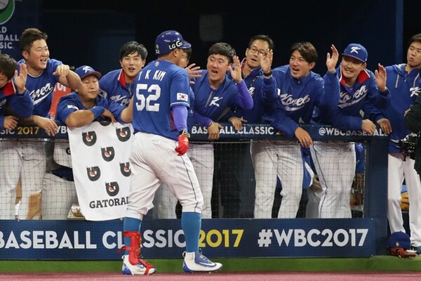 ここ数年、ほとんど顔触れの変わらなかった韓国代表。第4回WBCでも34歳の李大浩や金泰均(写真の背番号52)が打線の中心を担った