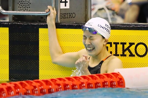 日本選手権の女子400メートル個人メドレー決勝で日本新を出し、ガッツポーズをする大橋悠依