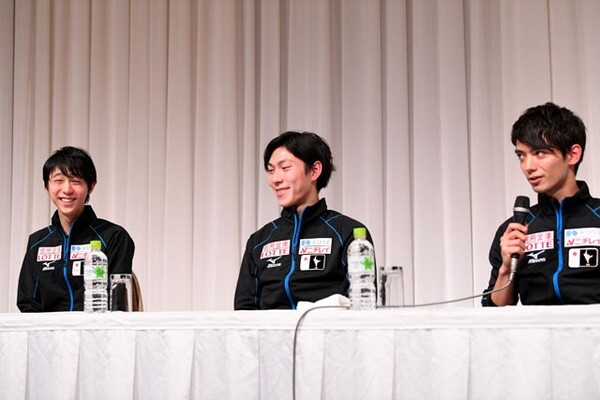 ノービス時代から同級生の羽生(左)や日野(右)とは切磋琢磨してきた。昨年11月のNHK杯は3人同時の出場がついに実現