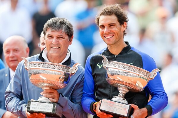 全仏10度目の優勝を飾ったナダル(右)。その傍らには、幼いころからコーチを務めてきた叔父・トニーの姿もあった