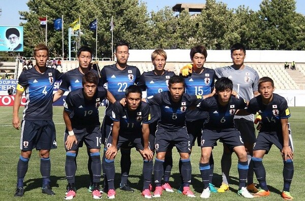 日本はシリア戦までの4−3−3からいつもの4−2−3−1にフォーメーションを戻した