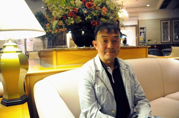 自らを「何でも屋」と称する小野剛。そのキャリアを振り返ると、岡田との強いつながりが見えてくる