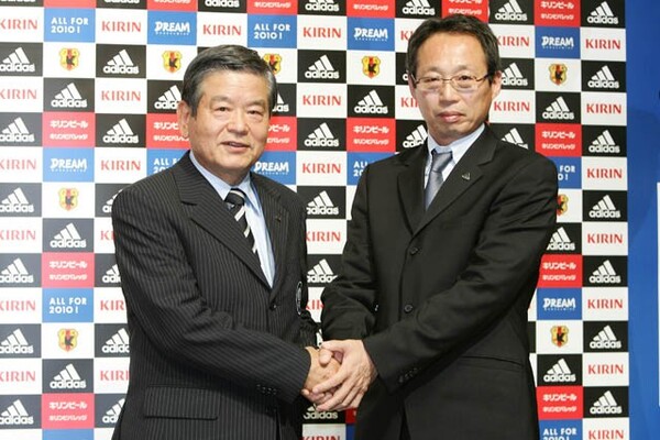 2007年末に岡田は再び日本代表監督に就任する。当時、説得に当たったのが小野だった