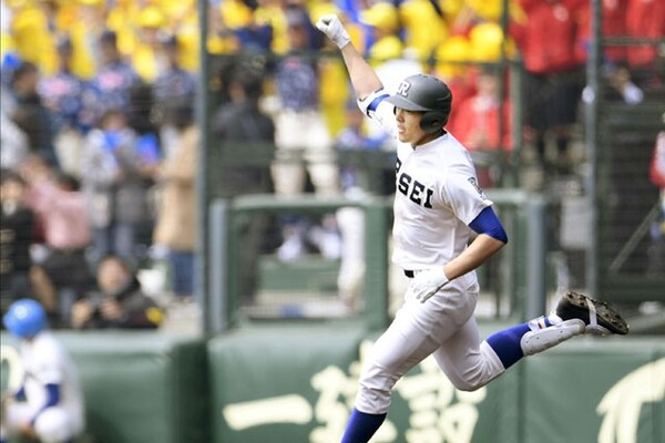 安田は“東の清宮、西の安田”と称される高校球界屈指のスラッガー。今春のセンバツでも一発を放っている
