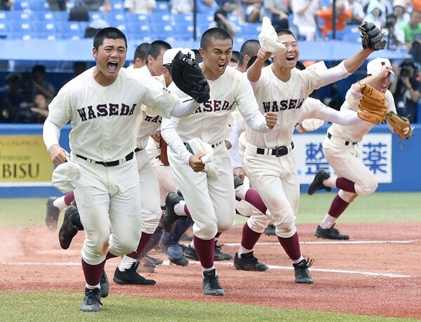 1年春からベンチ入りし、清宮の隣で3年間喜びも悔しさも味わってきた服部(写真左から2人目)
