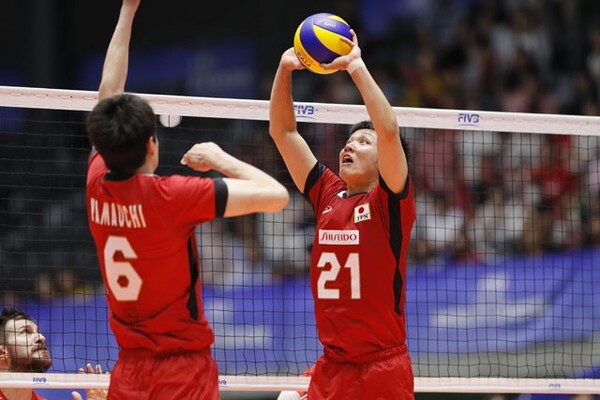 藤井の強みはどんな状況でも「ミドルを使えること」。小林監督は「トスワークの素晴らしさに、技術が追い付いて来た」と評価