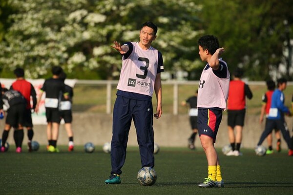東京ユナイテッドFCで選手兼コーチを務める岩政は、選手へのデータの伝え方で指導者の力量が試されると語る