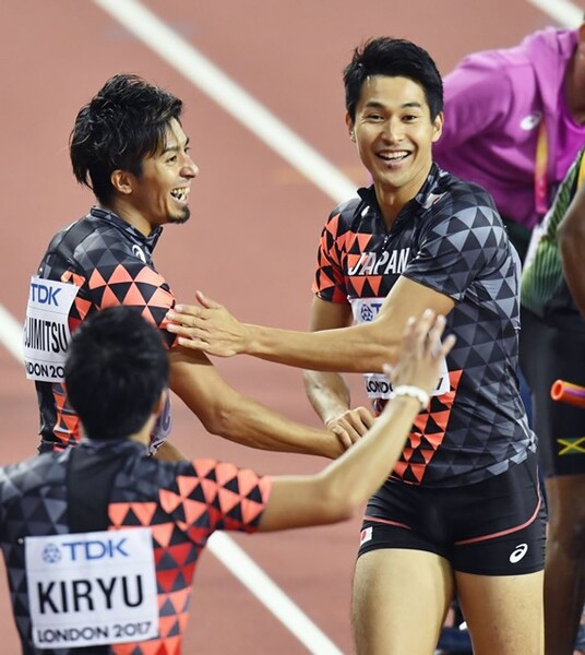 桐生(手前)、藤光(左)と喜ぶ飯塚。各選手が持ち味を発揮した