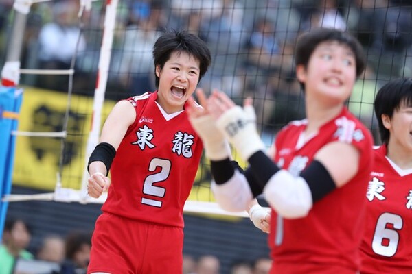 優勝した東九州龍谷高のエース、中川美柚は高さある攻撃に加え、レシーブのうまさも備える