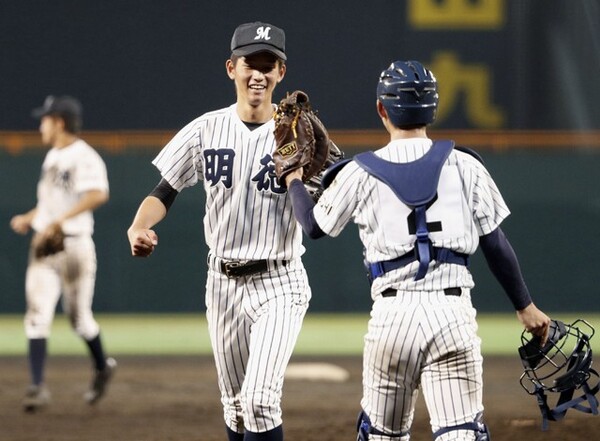 日大山形との延長戦を制し喜ぶ明徳義塾の2番手・市川(写真中)