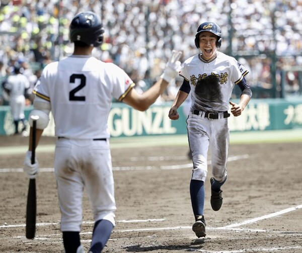 荒井監督に「バースデー白星」をプレゼントした前橋育英ナイン(写真は7回裏、堀口の適時二塁打で生還する二塁走者・黒沢)