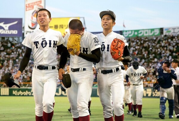 サヨナラ打を打たれた2年生右腕・柿木(中)を慰める3年生エースの徳山(左)と泉口