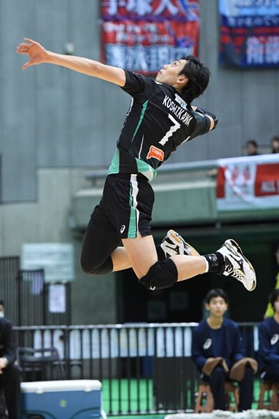 Vリーグ時代から越川の代名詞となってきたジャンプサーブだが、ビーチではフローターも多用する