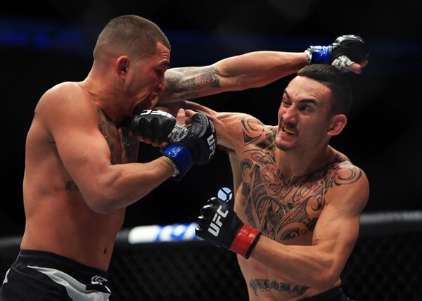 UFCフェザー級王者のマックス・ホロウェイ(右)が8月上旬に来日