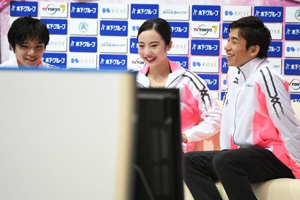 キスアンドクライで笑顔を見せる宇野、本田、織田(左から)