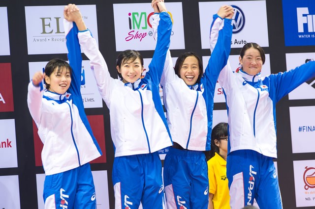 早くから頭角を現した今井(右から2人目)。中学3年で出場した世界ジュニア選手権、4×100メートルメドレーリレーでは銅メダルを獲得した