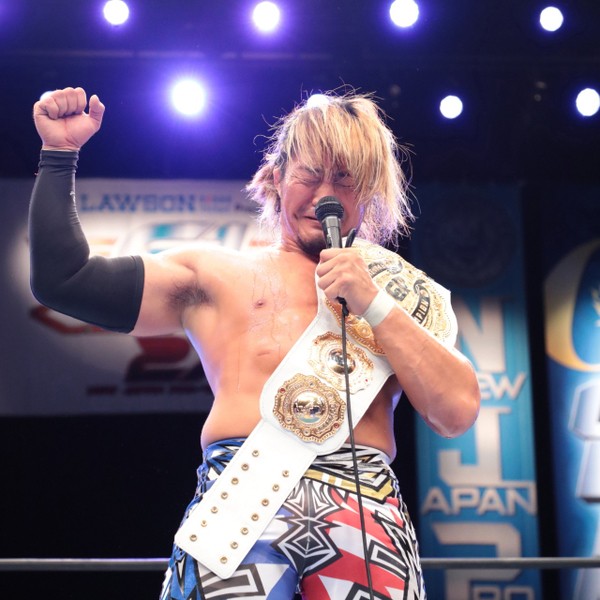 プロレスラーも人それぞれ。マイクの持ち方も人それぞれ