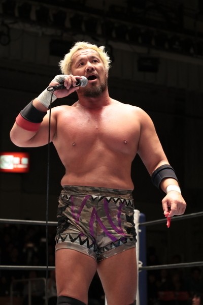 真壁選手はヒジを上げて、より声が通りやすい、聞き手の事を思っての角度です
