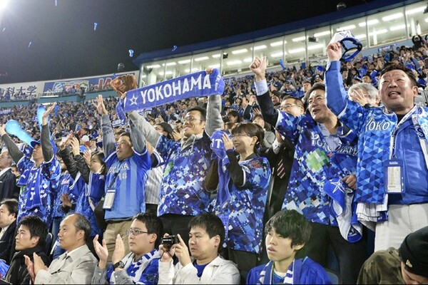 桑原のヒットで球場のDeNAファンも大盛り上がり。大声援でチームを後押しした