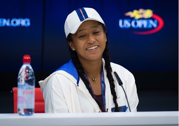 全米初戦では、前回女王のケルバーに勝利。記者会見では、はにかんだような表情を見せた