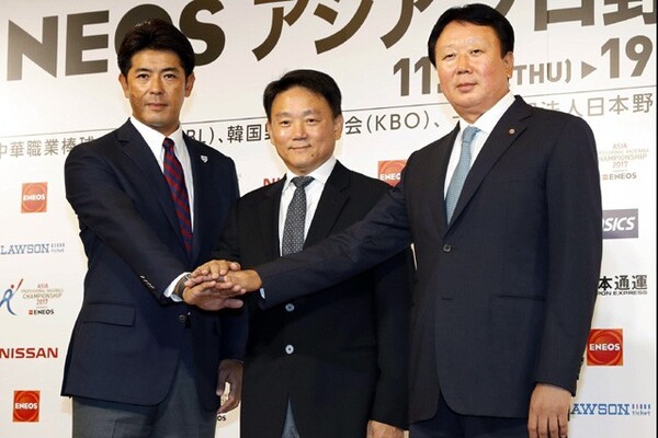 「アジア プロ野球チャンピオンシップ」に出場する韓国・宣銅烈監督(写真右)。今回のチームの特徴に「機動力」を挙げた