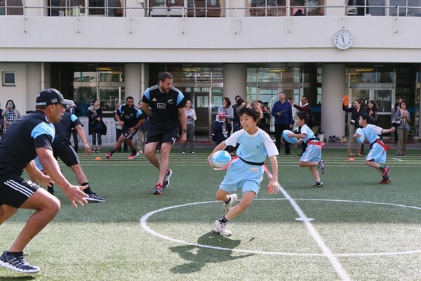 オールブラックスが2013年に来日した際は、タグラグビーを通じて小学生と交流した