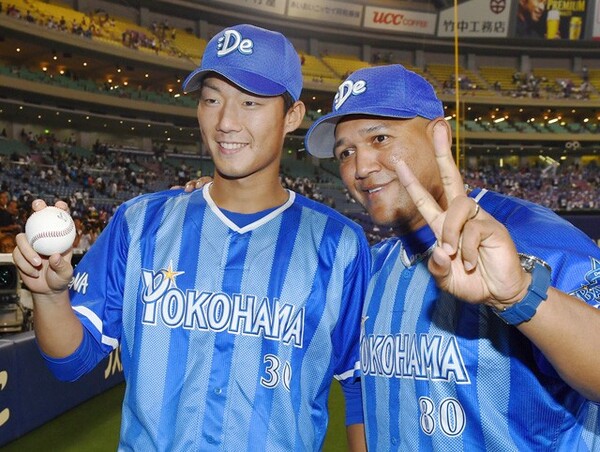 中日戦でプロ初勝利を挙げ、ラミレス監督(右)とともに祝福される飯塚
