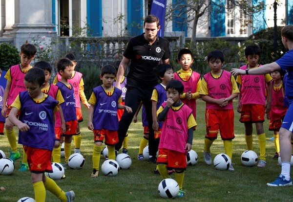 サッカー教室では、子どもたちにやさしく声をかける姿が印象的だった