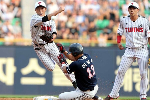 韓国プロ野球・LGツインズ時代にはゲーム終盤の守備固めや代走で活躍した荒木(写真左)