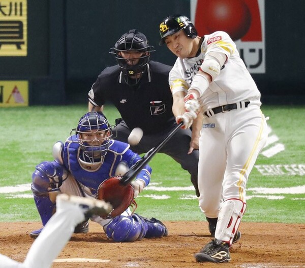 日本シリーズ第6戦の9回、レフトのホームランテラスへ起死回生の同点ホームランを放ったソフトバンクの内川