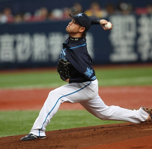 2012年の開幕戦、新球団の第1球を投じた高崎。この年キャリアハイの7勝をマーク