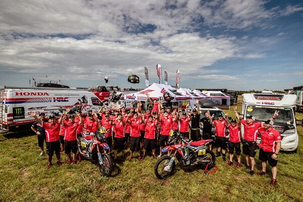 17年大会、スタート前のモンスターエナジーホンダチーム。ライダー5人の大所帯だ