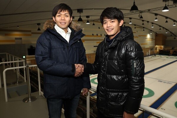 男子カーリング日本代表のSC軽井沢クラブでスキップを務める両角友佑と、元フィギュアスケーターの小塚崇彦さんが対談。競技の戦略について語った