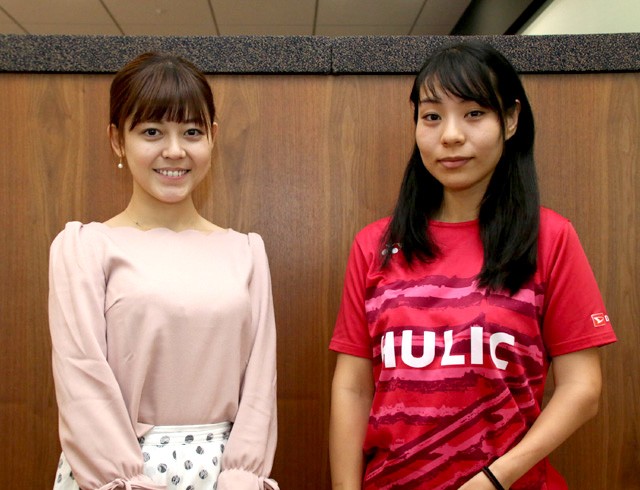 フリーアナウンサー久下真以子(左)がパラバドミントン杉野明子の東京パラリンピックへの思いに迫った