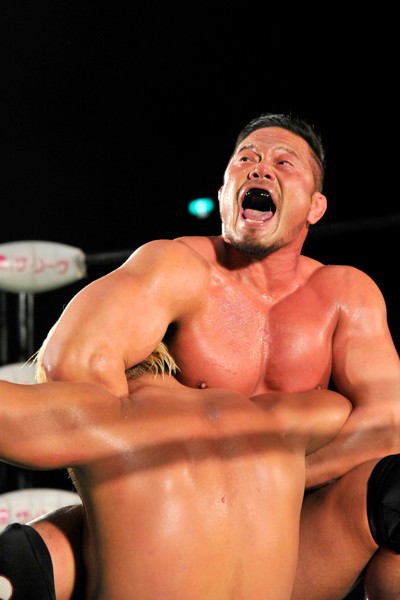 逆転のフロントネックロックでレフェリーストップ勝利を飾った