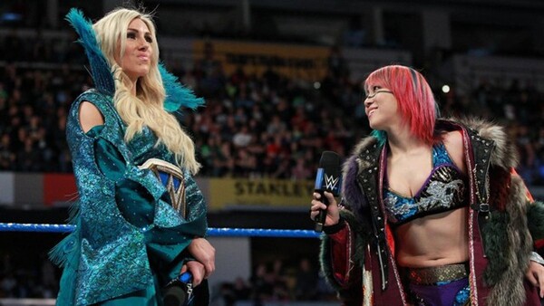シャーロット(左)との戦いは、WWE女子「テッペン」対決となる