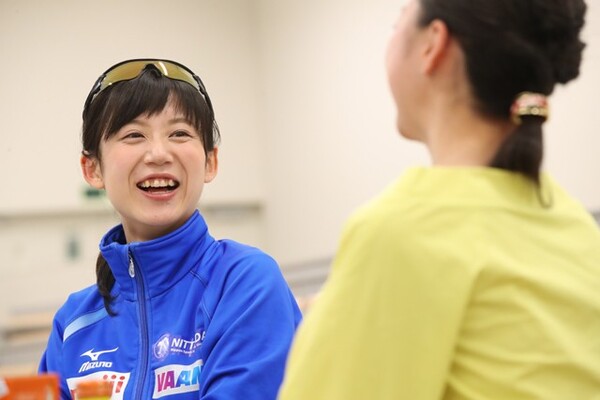 新体操は「人間業じゃない!」と高木。久しぶりの再会に笑顔を見せる