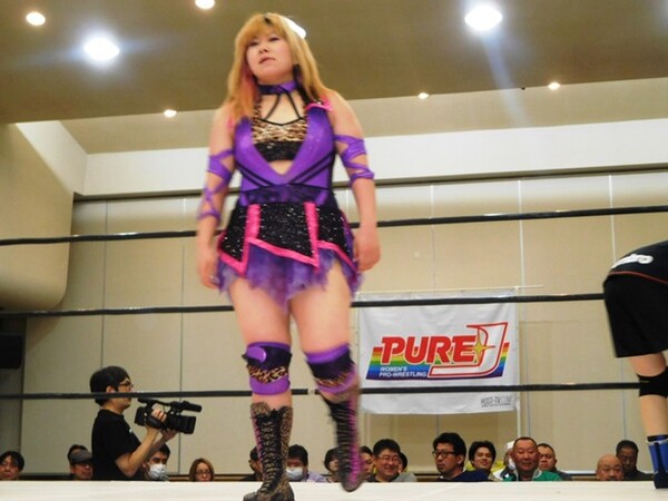 3年前に復帰した勝は浜田文子とシングルで激突