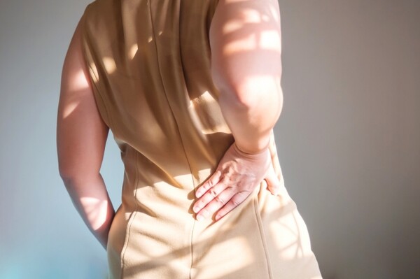 腰の筋肉をゆるめる簡単ポーズ パンパンに張った腰の緊張をリリース スポーツナビdo 腰の筋肉をゆるめる簡単ポーズ パンパンに張った腰の緊張をリリース スポーツナビdo