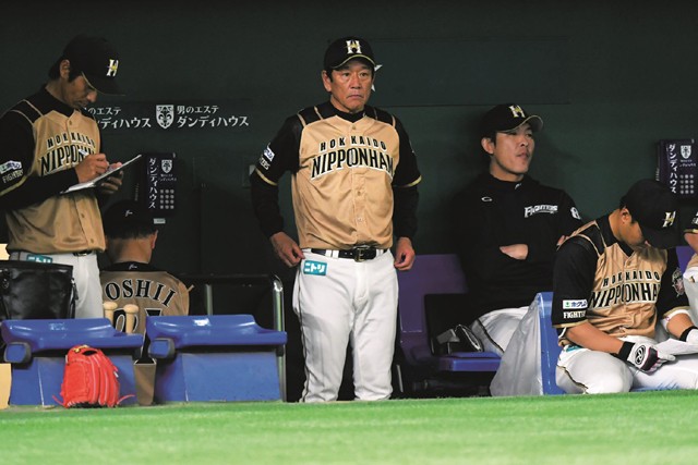 日本シリーズを制し、胴上げされる日本ハムの栗山…：日本ハムの